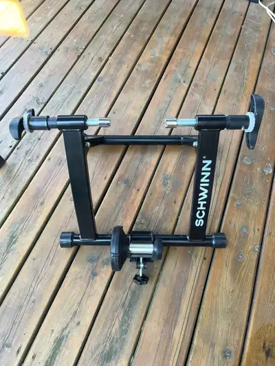 Je vends un support d'entraînement pour vélo Schwinn en bon état. Cet appareil vous permet de transf...