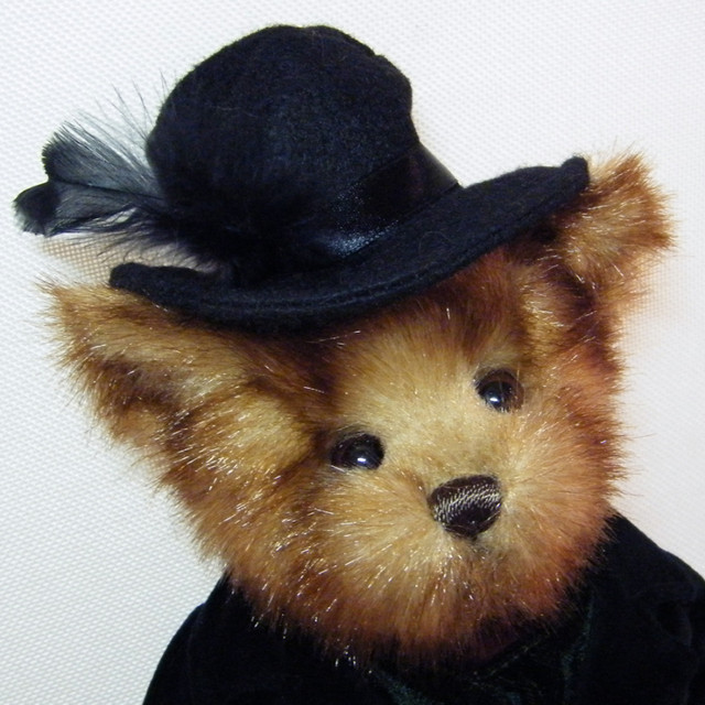 Bearington CHARLES BEAR Plush Victorian Christmas Teddy w Wreath in Arts & Collectibles in City of Toronto - Image 2