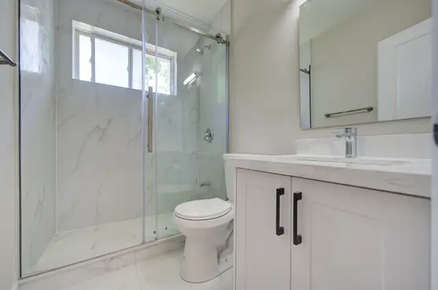  Exclusive: Bayview SS Zone | Semi-Detached Bungalow | Income, photo 2 of 4