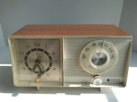 Vintage Canadian General Electric CA101A Clock Radio