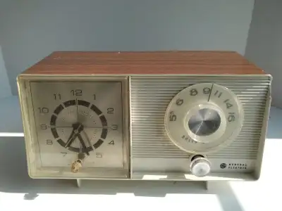 Vintage Canadian General Electric CA101A Clock Radio, View more