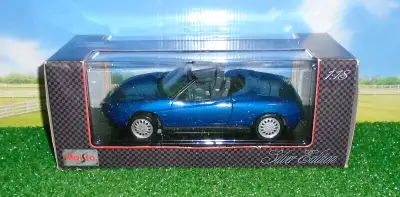 Modèle Maisto Diecast...De ma collection...Alfa Romeo Spider 1995 décapotable absolument comme flamb...