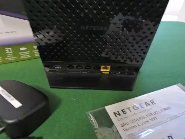 Netgear R6250 Smart WiFi Router in Networking in Leamington - Image 4