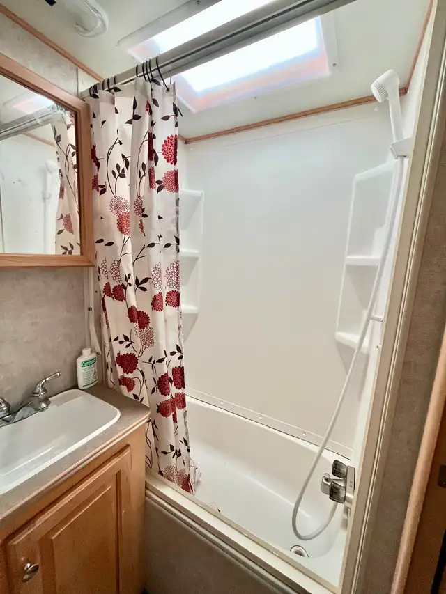 2005 Trail Lite Camper Sleeps 6 in Travel Trailers & Campers in Fort St. John - Image 11
