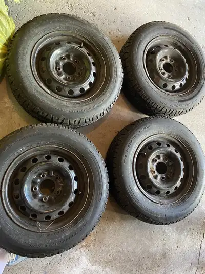 4 tires of snow tires with rims good condition P195 /70R14 /90S