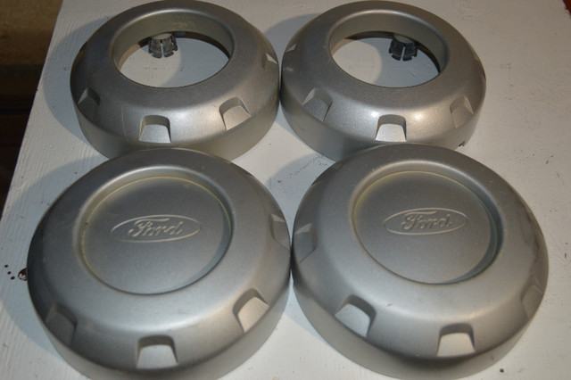 Wheel hubcaps Ford f-250 dans Autres pièces et accessoires  à Longueuil/Rive Sud