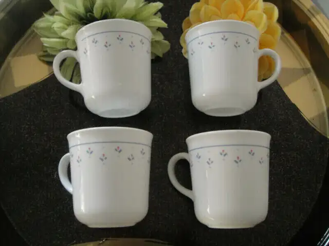 Vintage Set of 4 Corelle Microwave Corning, 4 cups and 4 Saucers in Kitchen & Dining Wares in Markham / York Region - Image 3