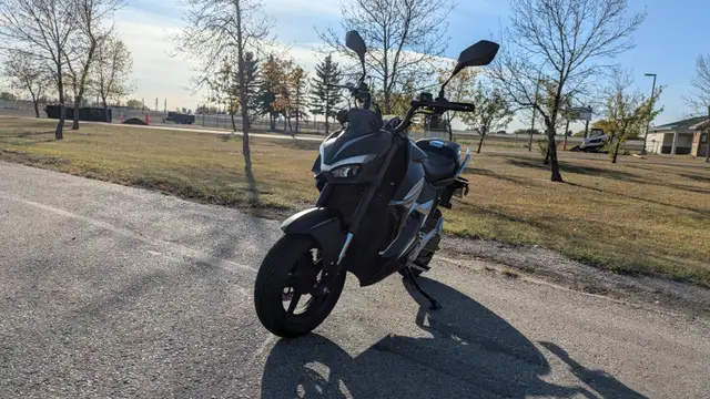 Gio G2000 low speed motorbike (Only class 5 required) in Scooters & Pocket Bikes in St. Albert - Image 4