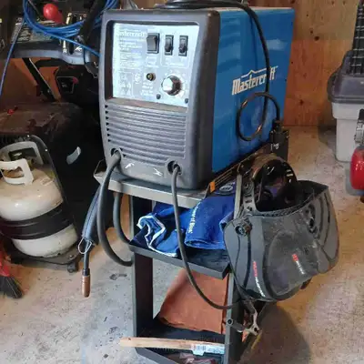 Mastercraft 110v wire feed welder with cart ,auto tint shield,gloves and leather welding jacket . So...