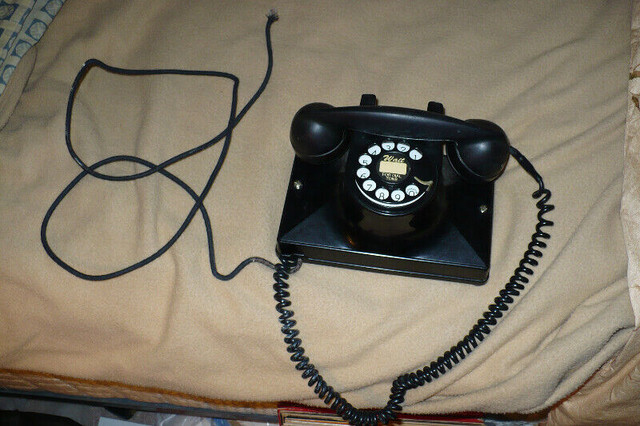 Northern Electric No. 1 Bakelite Desk Telephone in Arts & Collectibles in Mississauga / Peel Region