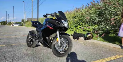 Salut je vends ma fz6r puisque je veux aller me chercher une moto plus puissante. La chaîne, sprocke...