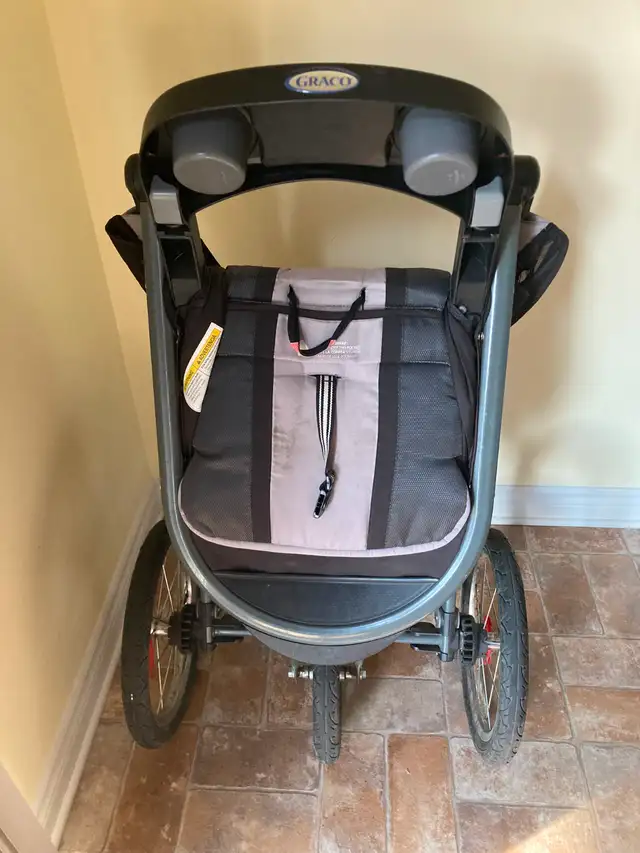 Graco foldable jogging stroller in Strollers, Carriers & Car Seats in Gatineau - Image 6