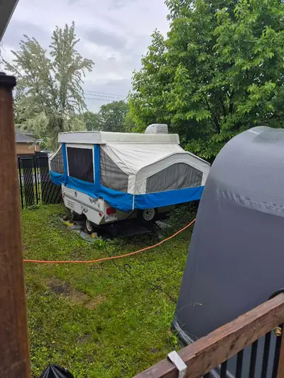 Tente roulotte Flagstaff dans excellent coditionne avec: - une matela queen chaufante - divan "U" -...