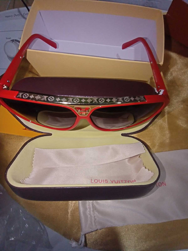 Louis Vuitton red sunglasses new in box dans Art et objets de collection  à Ville de Montréal