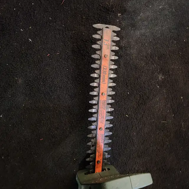 13'' hedge trimmer black & decker green in Lawnmowers & Leaf Blowers in Oakville / Halton Region - Image 7