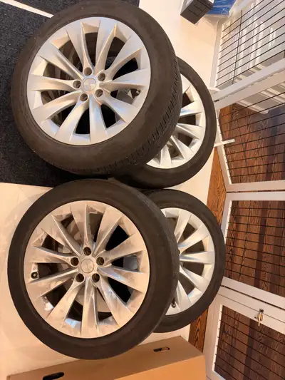 20in OEM Tesla turbine wheels off of 2021 model x. No curb damage or cracks. Includes OEM tpms senso...