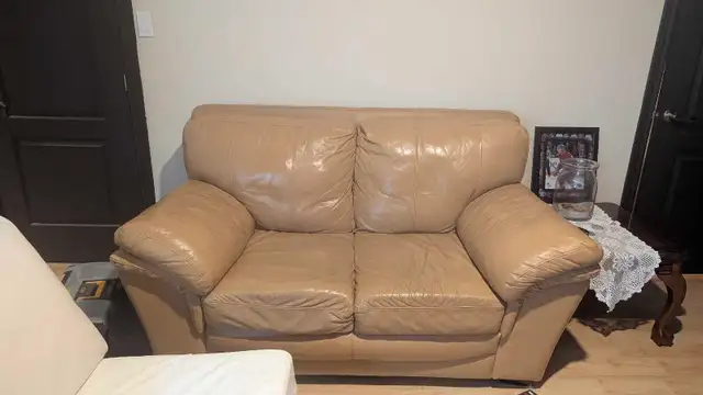 Ensemble de salon en cuir in Couches & Futons in Laval / North Shore - Image 2