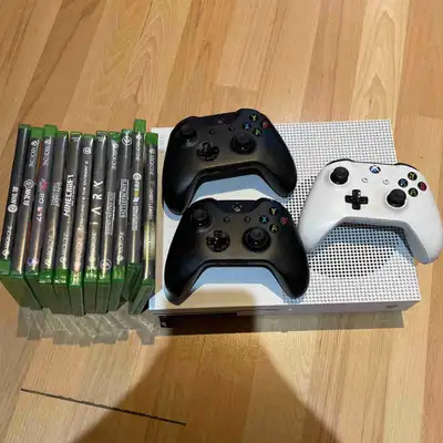 console de jeu Xbox One X de très bonne qualité jeux : ( stars wars battelfront 2 ) ( Rocket League...