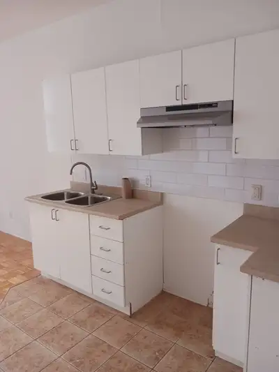Si l’annonce est active, c’est que le logement est encore disponible ! Très beau 3 1/2, propre, fraî...