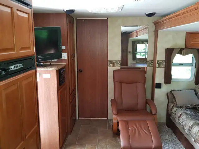 26ft Arctic Fox all season travel trailer in Travel Trailers & Campers in Quesnel - Image 5