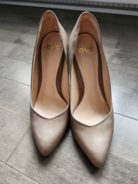 Noe brand beige khaki high heel shoe / Chaussure talon haut