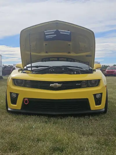 This Camaro ZL1 is an absolute head-turner! If you're looking for a car that combines raw power with...