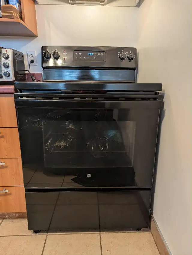 GE Electric Range in Stoves, Ovens & Ranges in City of Montréal - Image 2