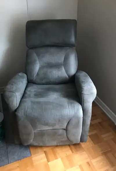 Fauteuil inclinable electrique! Impeccable et comme neuf! Couleur gris et aucune tache! Laisserais a...