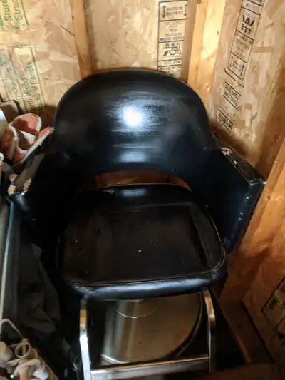 I have a hydraulic salon chair $100.00(small tear) and chair $25.00. Both in good used condition. Pi...