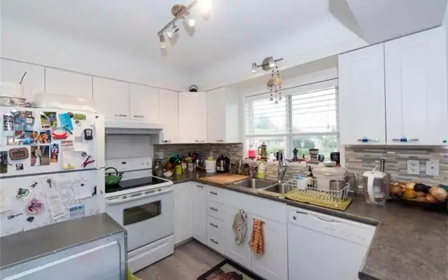 3 beds 1 bath walking to UVic in Room Rentals & Roommates in Victoria - Image 4