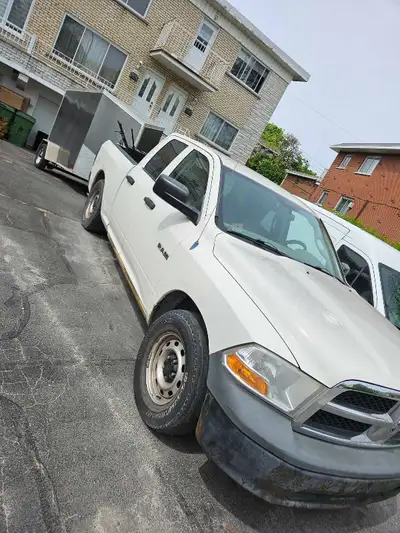 Dodge ram avec remorque a scellant Camion propulsion automatiques Besoin de pneu avant Fuite au mani...