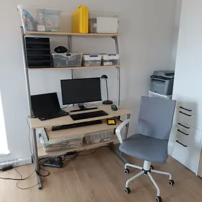 Bureau avec étagères de fabrication québécoise. Fini bois pâle. Se démonte et se transporte facileme...