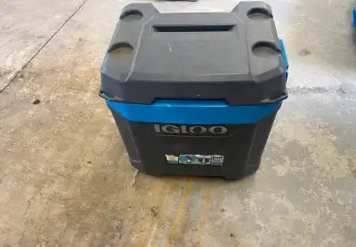 Keep your refreshments cold with this Igloo cooler. This cooler has a good amount of space, perfect...