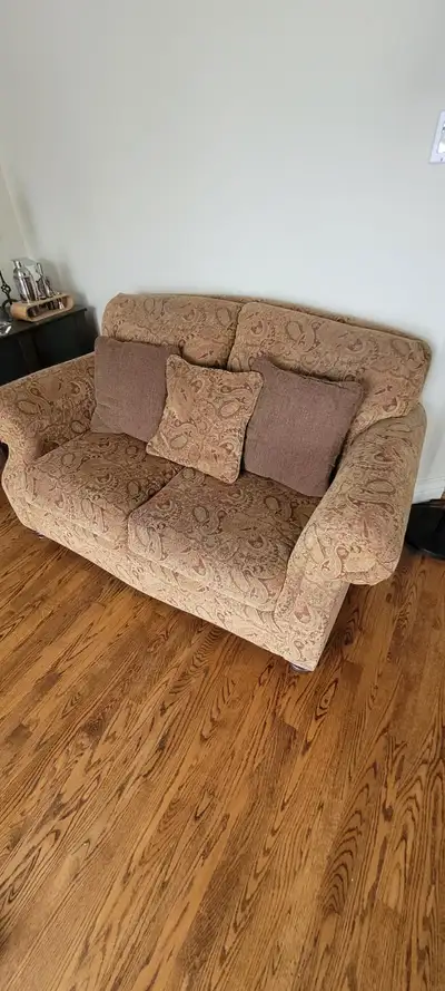 Love seat Divan 2 places tres confortable 5' longeur 3' largeur 33" hauteur Maque Jaymar