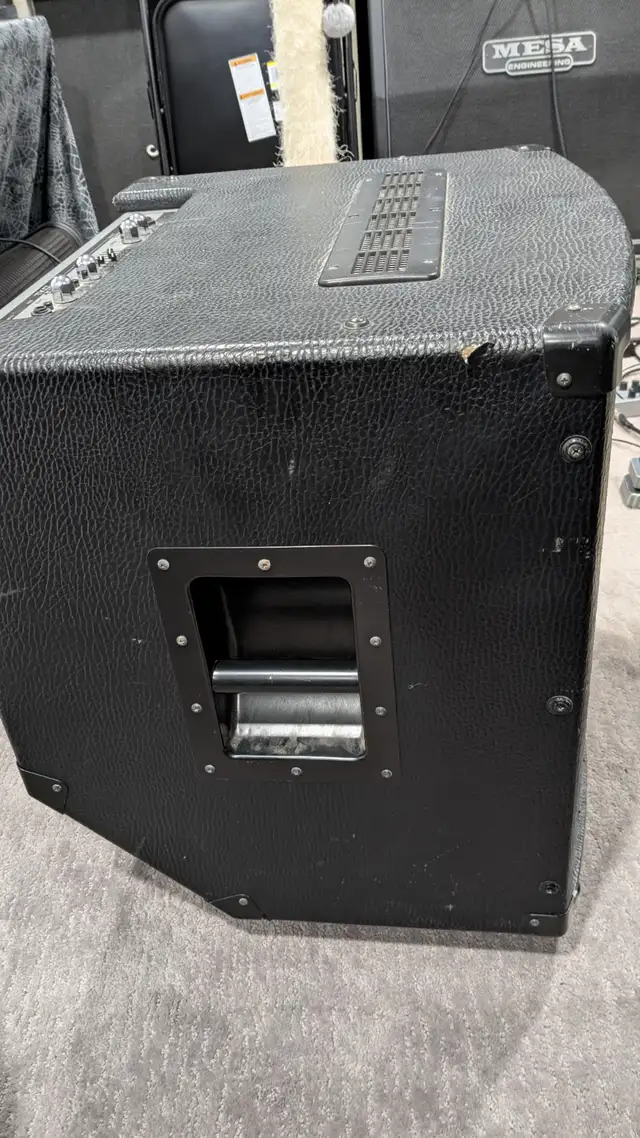 Peavey TKO Tour Series 115 400W Bass Amp in Amps & Pedals in Kingston - Image 4