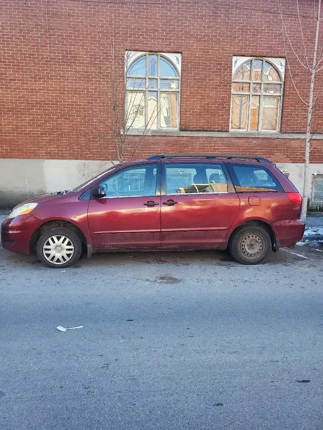 2006 Toyota Sienna in Cars & Trucks in City of Montréal - Image 2