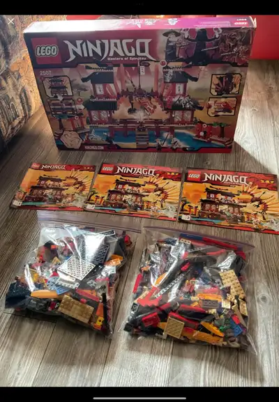 Lego Ninjago Masters of Spinjitzu. Complet avec ses trois manuels d’instructions, ses 1174 pièces et...