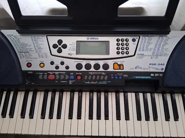 Yamaha Keyboard in Pianos & Keyboards in City of Montréal - Image 3
