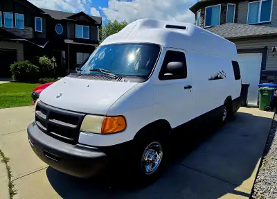 2000 Dodge Leisure Travel Campervan – Excellent Condition – Only 118,700 km *** Van is located in Ok...