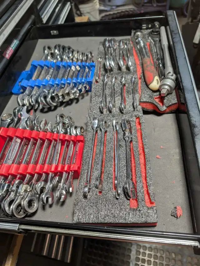 top and roll cab with tools423857307821680644