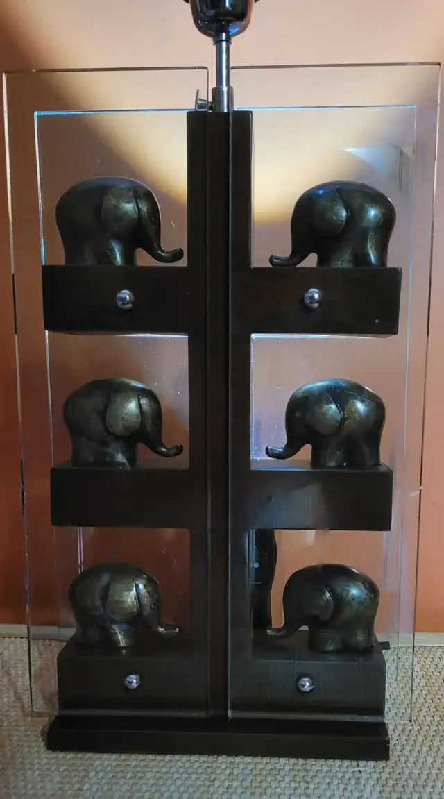 Lampe à table motif éléphant Elephant Table Lamp in Indoor Lighting & Fans in Laval / North Shore - Image 9