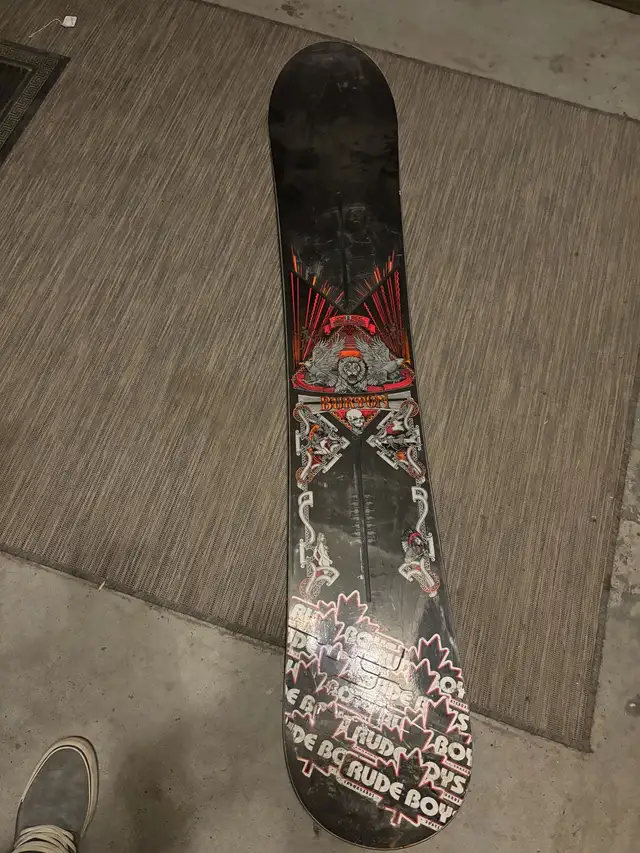Older Burton Shawn White pro model in Snowboard in Banff / Canmore - Image 2