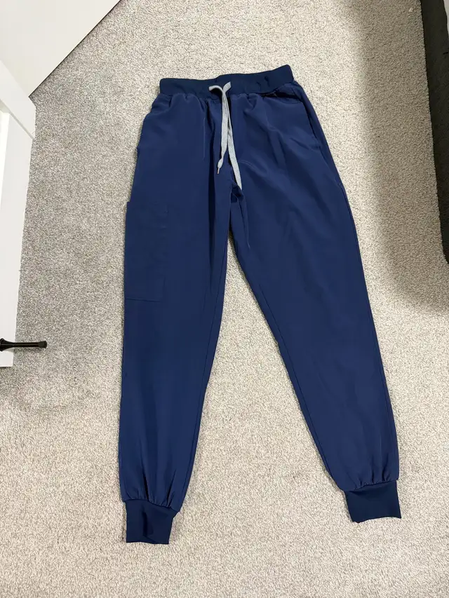 Scrub Set / Scrubs in Women's - Other in Calgary - Image 10