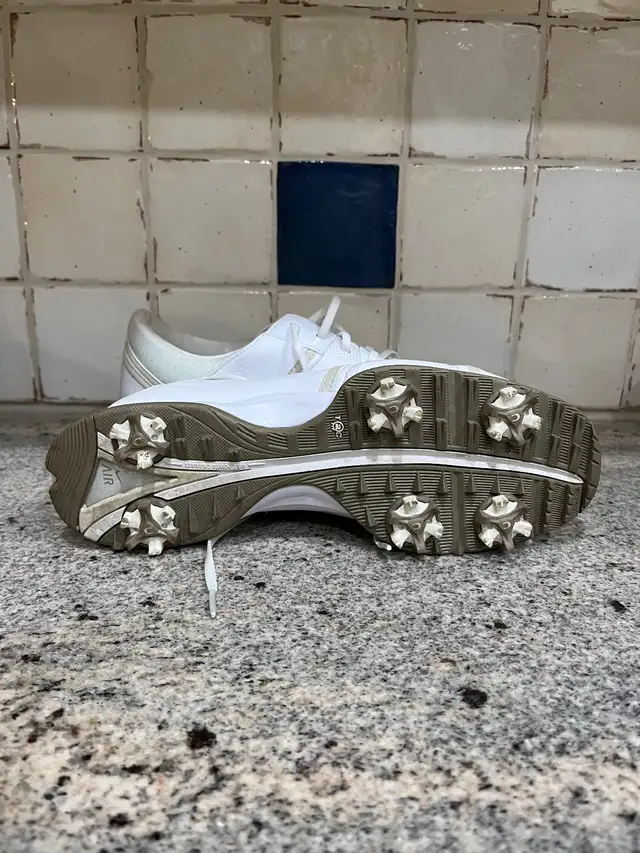 Nike-Women’s golf shoe in Golf in Kitchener / Waterloo - Image 3