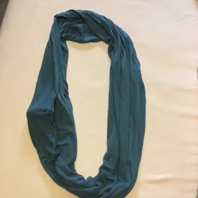 Columbia Infinity Scarf with hidden zip pocket Teal color In good condition - Part of the logo on th...