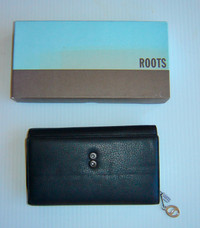 Vintage Roots Ladies Clutch Wallet Black Leather - New in Box