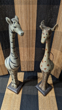 Statues  de zèbre et girafe.