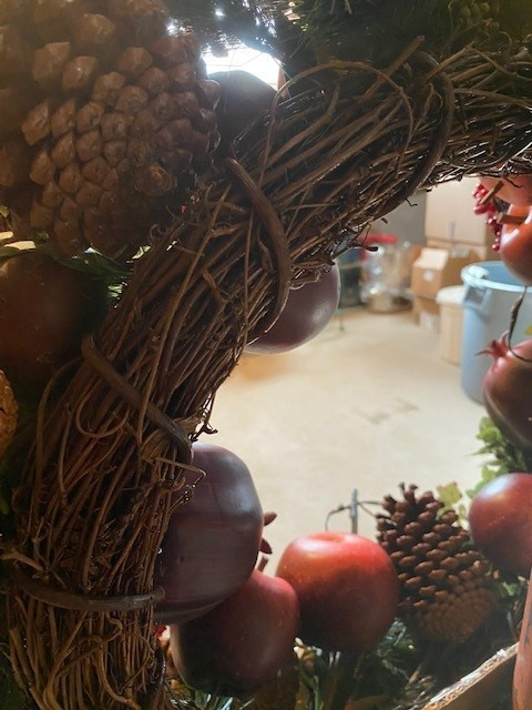 Lovely Christmas Wreath with Apples, Pomegranates, Pinecones in Other in Gatineau - Image 4