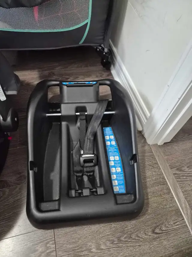 Infant Car Seat with Base in Strollers, Carriers & Car Seats in City of Toronto - Image 4