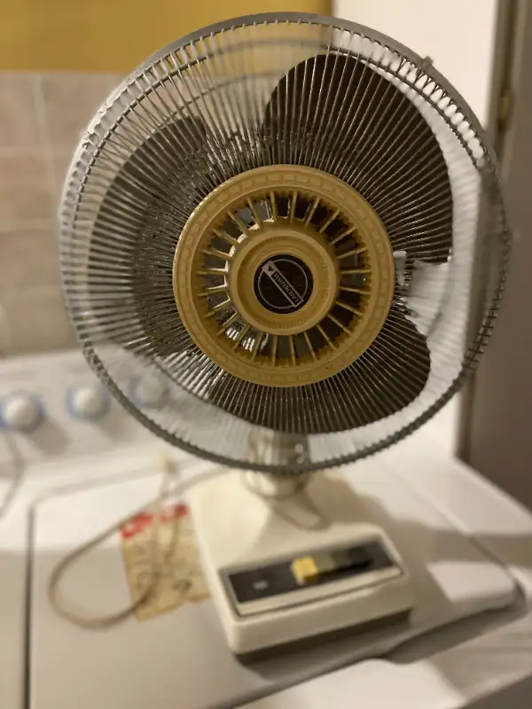 Two Ventilateur fans. in Indoor Lighting & Fans in City of Montréal - Image 4
